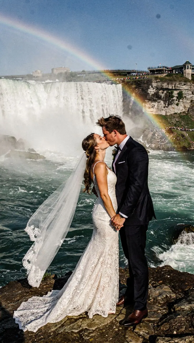 Группа туристов, наслаждающихся приключением на границе между США и Канадой.